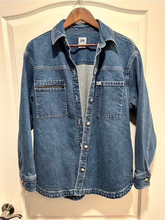 Lee Jackets & Blazers - Vintage Women’s Lee Denim Buttoned Shirt Jacket w/ Unique Front Pockets, Size M